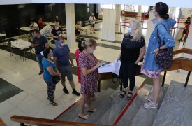 В новом тульском пункте вакцинации в Городском концертном зале очередь на прививку