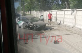 Машина каршеринга проломила бетонный забор в Туле
