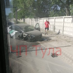 Машина каршеринга проломила бетонный забор в Туле
