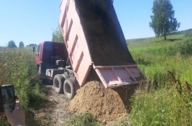 На пруду Полторы в Грумантах продолжается борьба с течью в дамбе