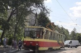 У трамвая, шедшего по улице Фридриха Энгельса, оторвался пантограф