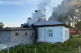 В Алексине из горящей пристройки пожарные спасли человека