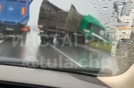 Большегруз, вылетевший в кювет под Тулой, вытащили мусоровоз и бетономешалка