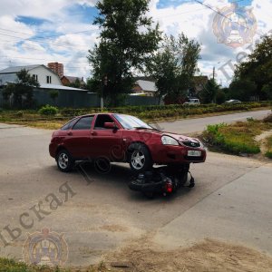 В тульском Мясново Lada сбила скутериста и наехала на скутер