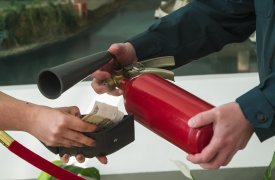 В Тульской области мошенники под видом проверяющих продают жителям огнетушители