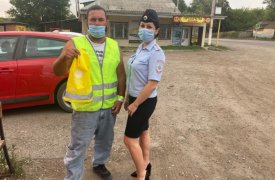 Москвичу, идущему пешком до Крыма, тульские автоинспекторы подарили жилет