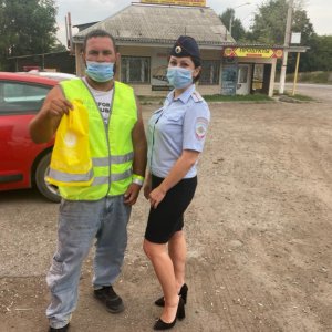 Москвичу, идущему пешком до Крыма, тульские автоинспекторы подарили жилет
