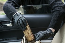 Житель Новомосковска украл из машины кошелек с банковскими картами и ими расплатился в магазине