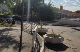 Цветочные вазоны на проезжей части поставили в Советском районе Тулы