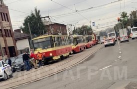 В Туле на улице Дзержинского столкнулись «Делимобиль» и трамвай