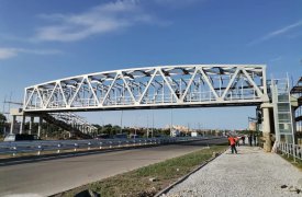 В надземном переходе к Суворовскому училищу через Восточный обвод заработал лифт