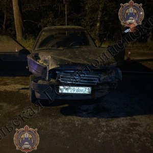Бесправный водитель в Киреевске врезался в столб: 20-летний пассажир погиб