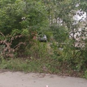 Пьяный водитель на высокой скорости пробил автомобилем забор больницы и врезался в дерево