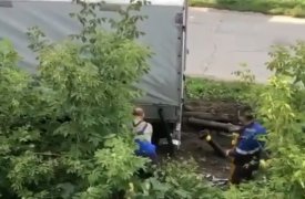 В Щекинском районе грузовая «Газель» снесла газовую трубу: жители закрыли дыру баллоном от мяча