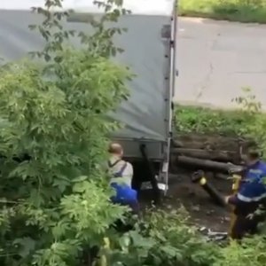 В Щекинском районе грузовая «Газель» снесла газовую трубу: жители закрыли дыру баллоном от мяча
