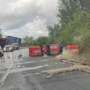 В Тульской области химикаты «украсили» шоссе после ДТП с грузовиком