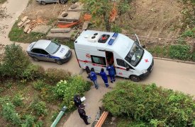 В Алексине с утра возле подъезда лежит неприкаянный труп мужчины