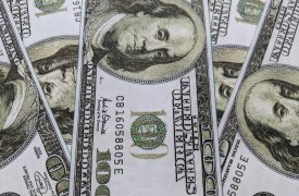 В Пролетарском районе Тулы грабитель отобрал у прохожего 300 долларов и карточки