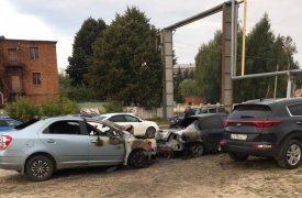 Три автомобиля сгорели на заводской парковке в Алексине