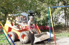 В Туле ремонтники бульдозером повредили детскую площадку