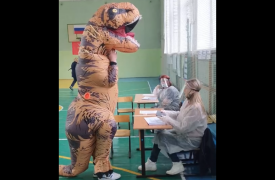 Самые необычные избиратели: в Тульской области на участки пришли тиранозавр и Чумной доктор