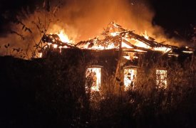 В Белеве в пожаре погиб неизвестный, дом сгорел полностью