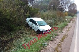 В Ясной Поляне неизвестные вылетели на легковушке в кювет и бросили машину на месте аварии