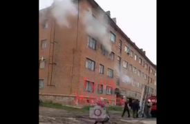 Ребенка скинули через окно при спасении из горящего дома в Советске Тульской области