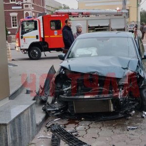 В Туле Volkswagen после столкновения с Hyundai протаранил здание «Центргаза»