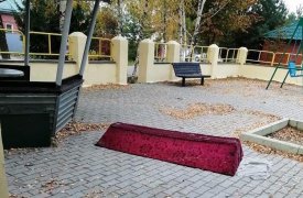 В Туле на детской площадке уже сутки лежит крышка гроба