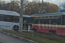 Трамвай и автобус столкнулись в Туле на улице Щегловская Засека: видео