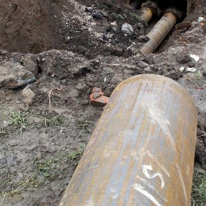 На Новомосковском шоссе в Туле рабочего завалило землей при укладке труб