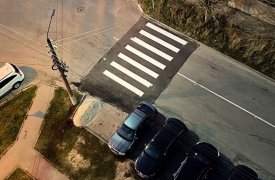 В Туле на улице Серебровской проложили пешеходный переход с парковки на газон