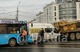 В тульском Заречье на мосту столкнулись автобус, маршрутка и автовышка