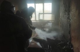 В Ефремове при пожаре мужчина получил ожог и отравился дымом, 16 человек эвакуировали спасатели