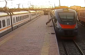 Туляк перепутал день приезда знакомого и в отместку побил стекла в электропоезде