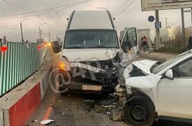 В Туле на Демидовском мосту столкнулись междугородняя маршрутка и Nissan