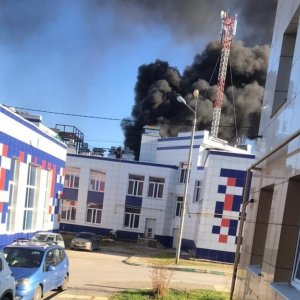 В микрорайоне Левобережный в Туле произошел пожар на крыше фитнес-клуба