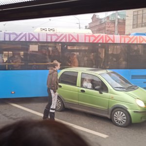 В Туле из-за столкновения автобуса и «Дэу» встала улица Советская