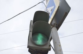 В Туле светофор для пешеходов спрятали между столбами, но это временно