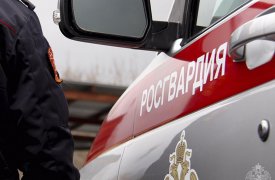 Росгвардейцы эвакуировали больше 20 человек из задымленного дома в Донском