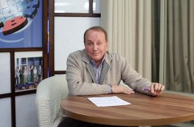Алексей Дюмин поздравил с юбилеем основателя КВН Александра Маслякова