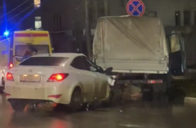 В Туле на улице Болдина Hyundai врезался в грузовую ГАЗель: пострадал водитель