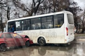 В Туле ВАЗ протаранил пассажирский автобус: водитель легковушки госпитализирован