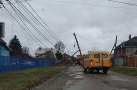 В Туле на улице Шевченко аварийщики убирают поваленный ветром столб