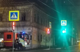 В Туле горит заброшенное здание напротив театра драмы