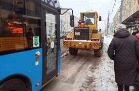 Сегодня Тулу от снега убирают 132 трактора и спецмашины