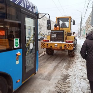 Сегодня Тулу от снега убирают 132 трактора и спецмашины