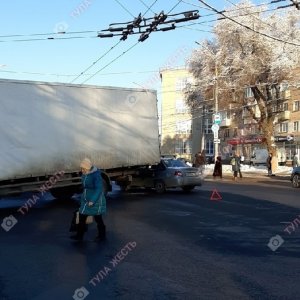 ДТП с грузовиком и «Дэу» спровоцировало пробку на проспекте Ленина в Туле