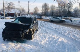 В Туле на Воздухофлотской столкнулись Kia и Mitsubishi: два человека пострадали